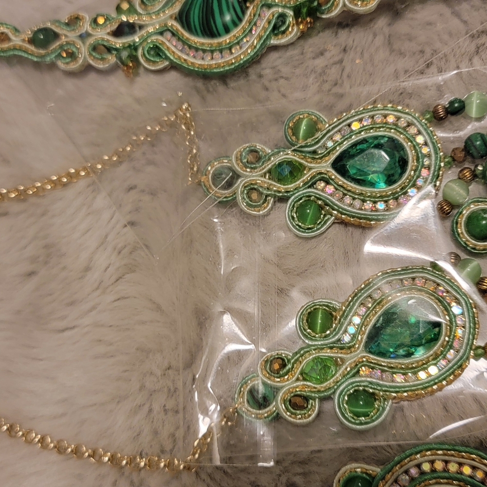 Elegant Green and Gold Jewelry Set